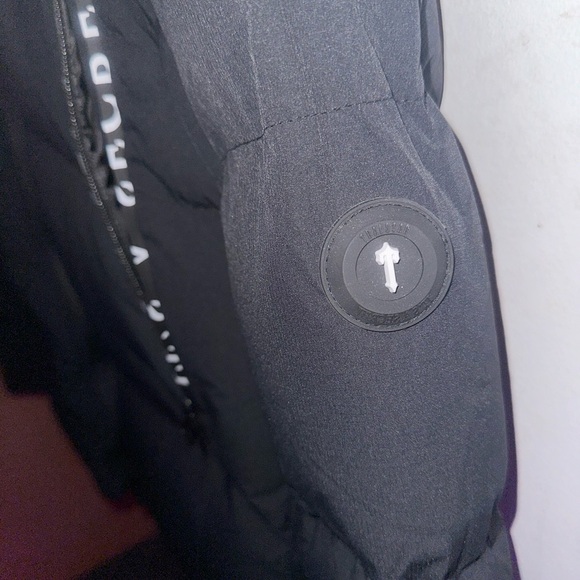 Black Trapstar Puffer Jacket X “that’s an awful lot of cough syrup” edition - Picture 5 of 7